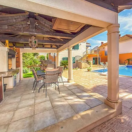 Rasotica Villa *